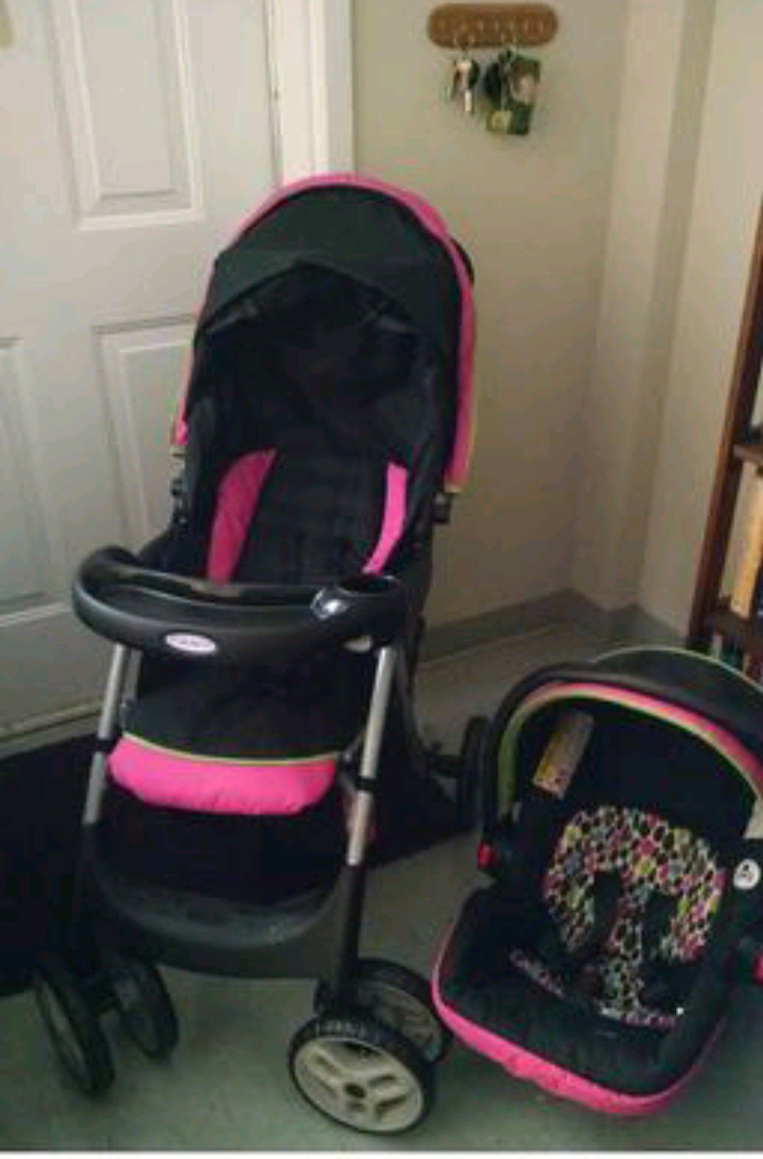 Baby girls graco car seat and stroller set great condition