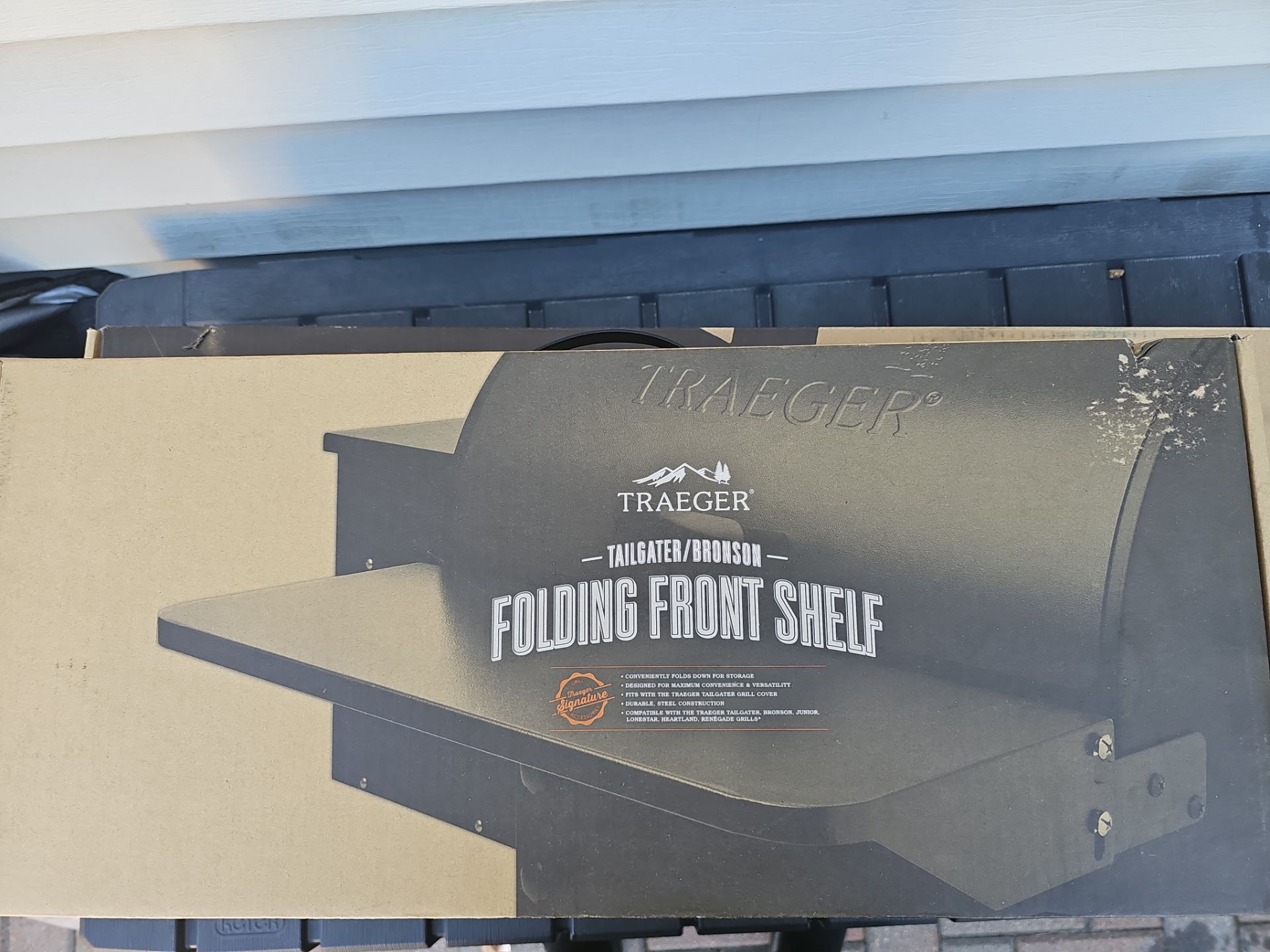 TRAEGER Tailgate Bronson Folding Front Shelf