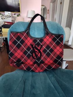 Bolso tote de 19 pulgadas victoria secret rojo y negro.