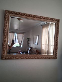 Signature, elegant mirror.