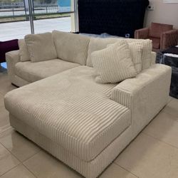 LINDYN IVORY 2 PIECE RAF SECTIONAL WITH CHAISE