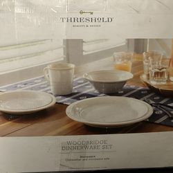 16 Pc Stoneware Dinnerware Set