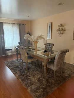 Dining table 🍽️
