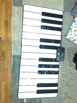 FAO Shwarz large keyboard