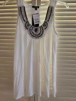 Ladies new sleeveless top size medium only $12!