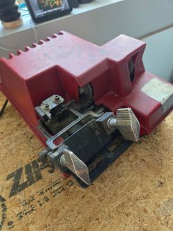 Key duplicate machine