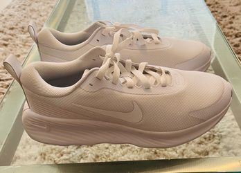Nike White Low-Top Sneakers size 9