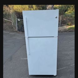 Full Size Household Refrigerator Fridge Freezer GE (Free Local Deliveries)