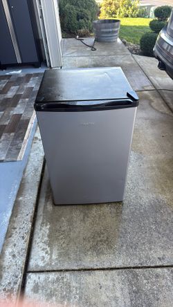 Mini Fridge Hi Sense $40
