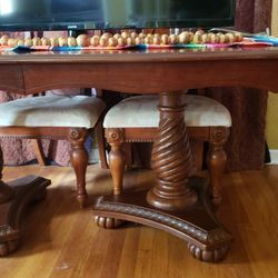 Dining Table with 8 chairs & 2 extension leaves 