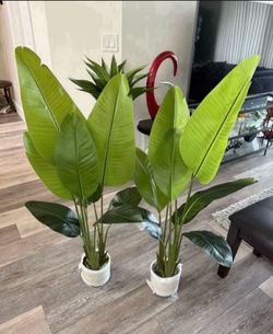 Pretty artificial plant 4ft tall set of 2! Brand new