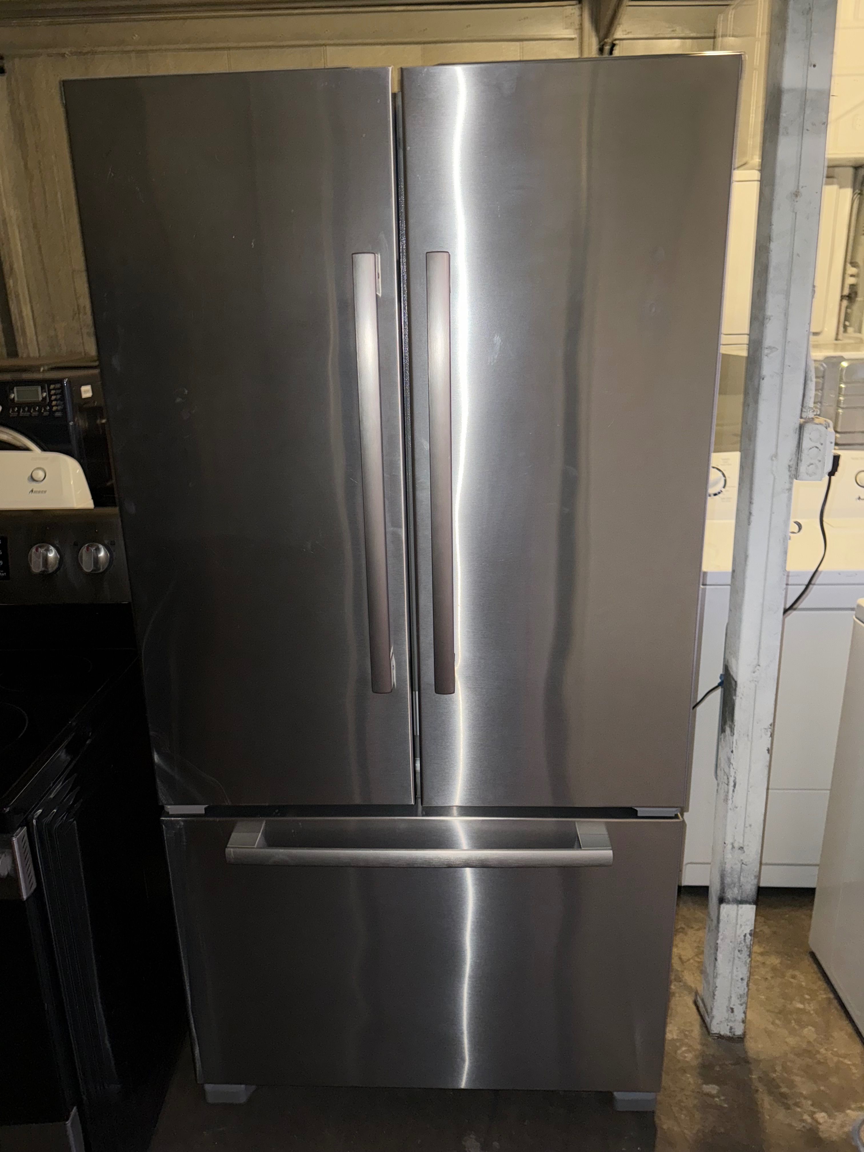 BOSH refrigerator excellent condition Counter depth & ICE Maker working good