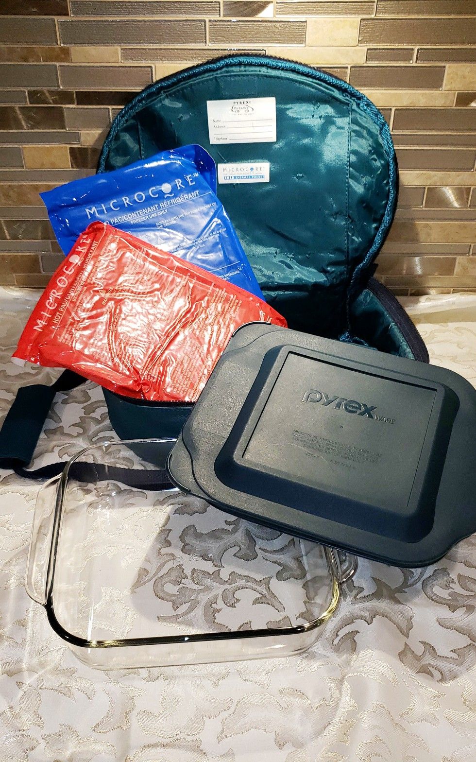 PYREX GLASS CASSEROLE/BAKING DISHES 2 PYREX PORTABLES INSULATED TOTE