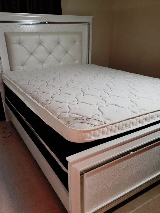NEW PLUSH QUEEN PILLOWTOP MATTRESS WITH BOX SPRING ♨️ Bed frame is not available