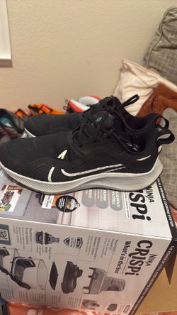 Men Nike running zoom shoes size 9.5
