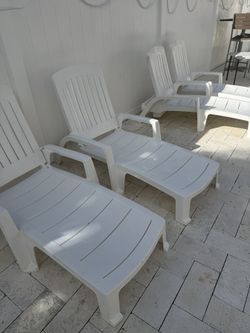 4 Plastic Lounge Chairs 