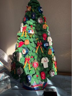 Cardinals Christmas tree lights up