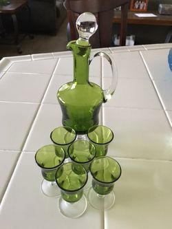 Beautiful Vintage green liquor bottle w/6 shot glasses