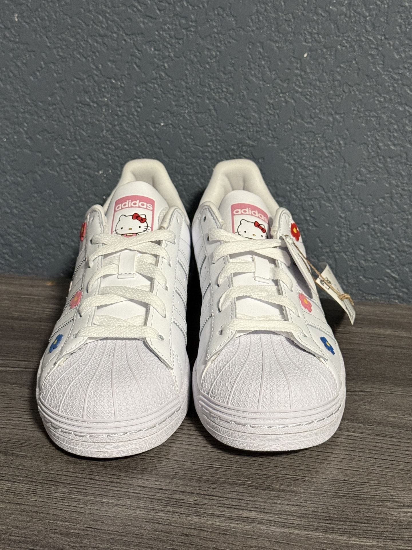 New Adidas Superstar Hello Kitty Sanrio Women's White Sneakers Shoes Size  7.5/6Y