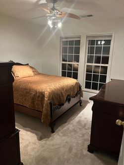 Mahogany wood bedroom set. Make an offer