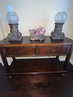 Decorative Pedestal Globes Set with Floral Arrangement – Designer Home Decor