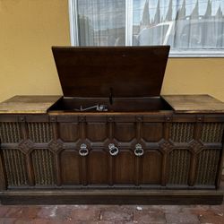 1973 Vintage Radio and Record Player 