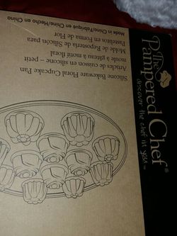 Pampered Chef Decorative Silicone Muffin Tray