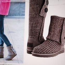 UGG Australia cardi knit boots in gray  in good pre-owned condition  size 5 no noted flaws  thre Oversized buttons allow the boot to be worn up slouch