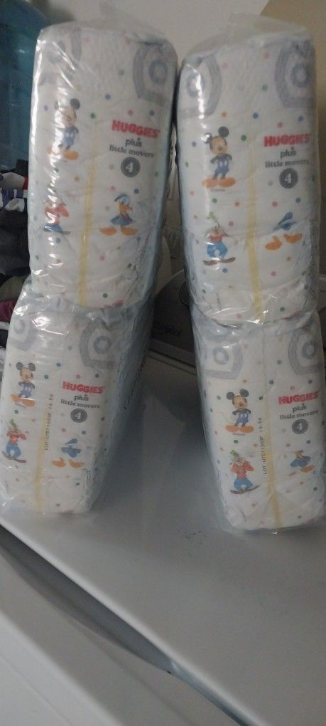 HUGGIES LITTLE MOVERS PLUS SIZE 4 120 DIAMPERS $40