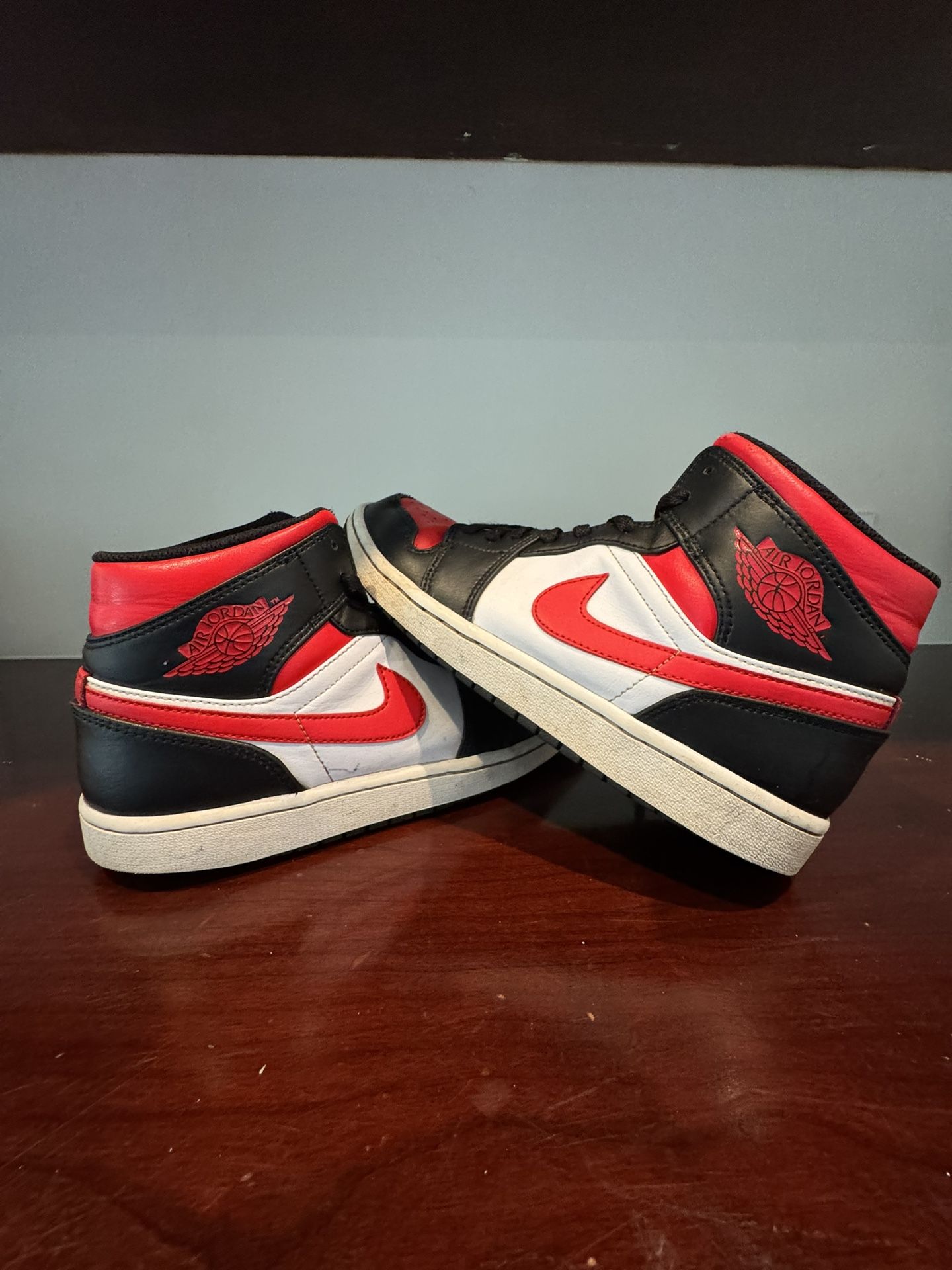 Air Jordan Mid Bred Toe Black Red White