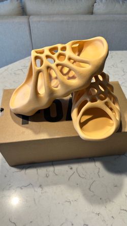 Yeezy 450 slide