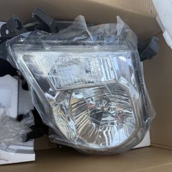 tacoma headlights pair. One slightly used (passenger side) and one brand new. 05-11