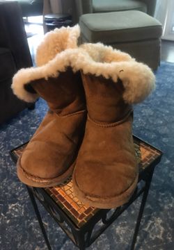 Girls size 2 Uggs