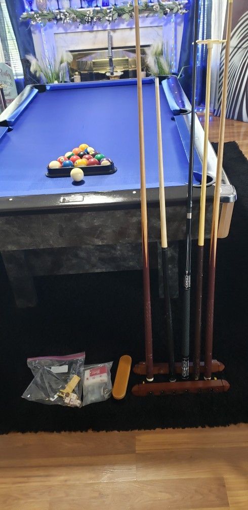 7ft. Brunswick Pooltable