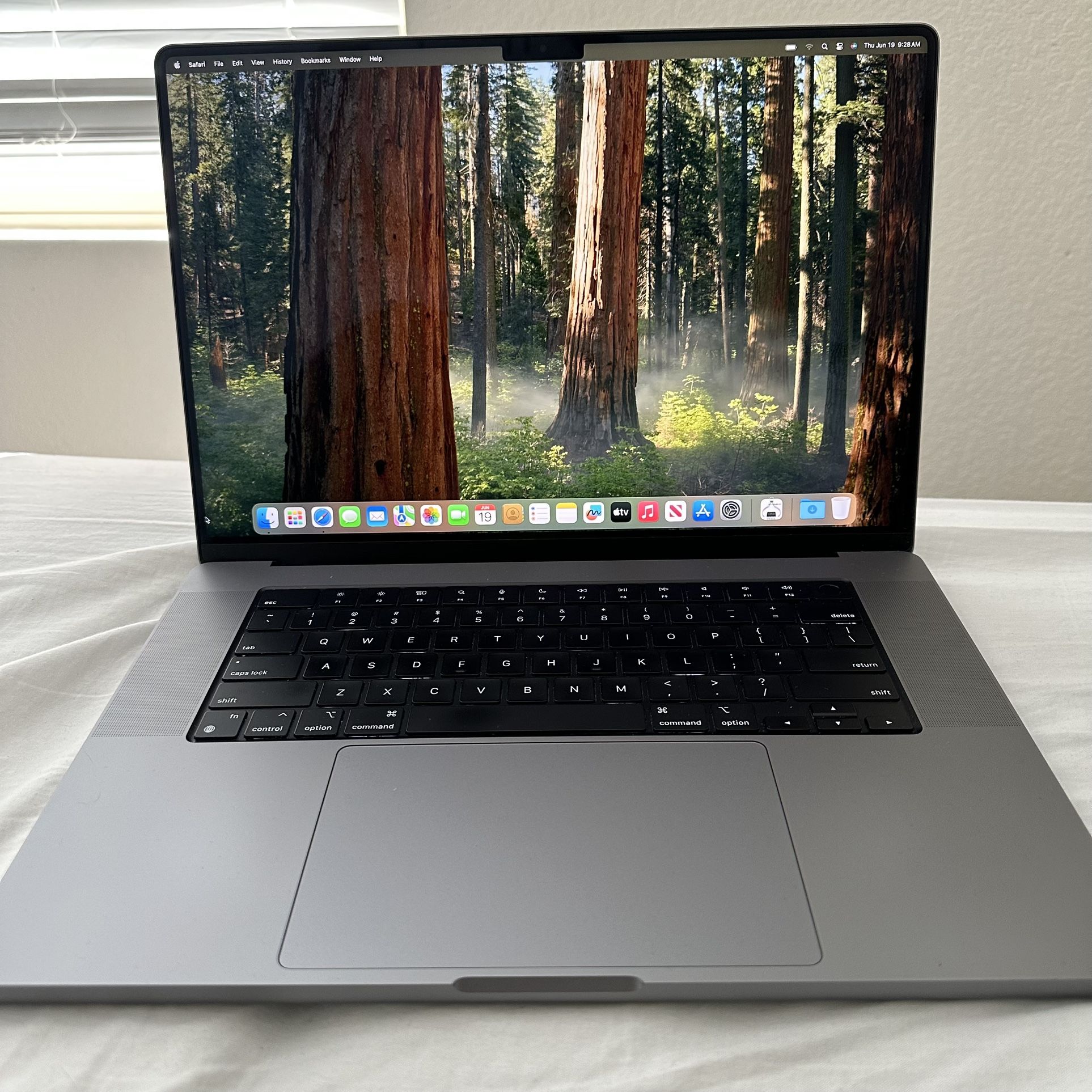 MacBook Pro 16” (2021) – M1 Pro / 16GB RAM / 1TB SSD – Like New