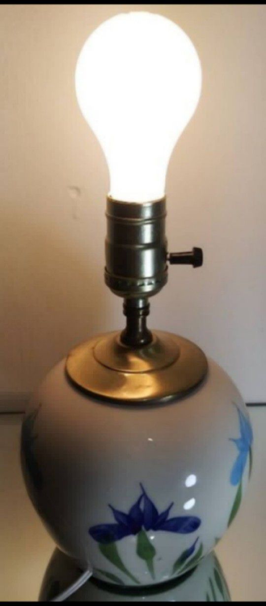 VINTAGE 1990s EMERSO CREEK - BEDFORD VIRGINIA PORCELAIN LAMP 9"