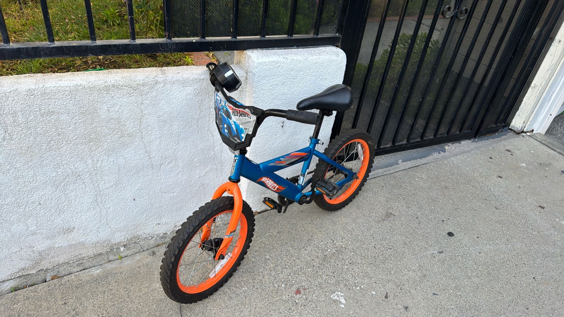 Hot Wheels Kids Bike 16”