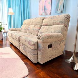 🛋️ ✨ La-Z-Boy Reclining Sofa - Excellent Condition✨