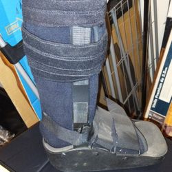 Walking Cast    Size Medium...
