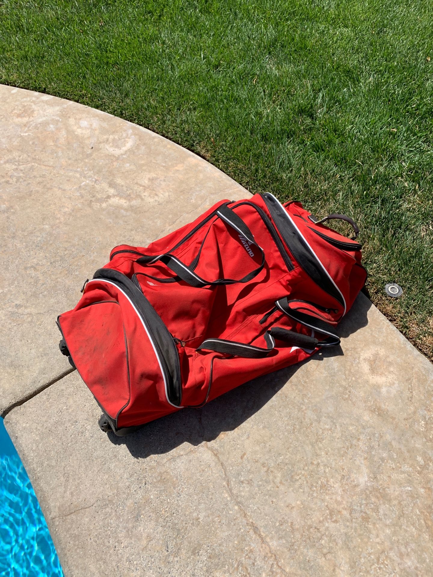Mizuno baseball bag with rollers. All but one zipper works on the bag but still in good condition.