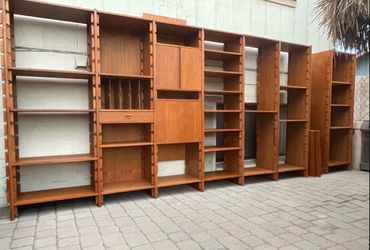 Gorgeous Mid Century Modern Gianfranco Frattini Style 17' Vintage Teak Modular shelving system