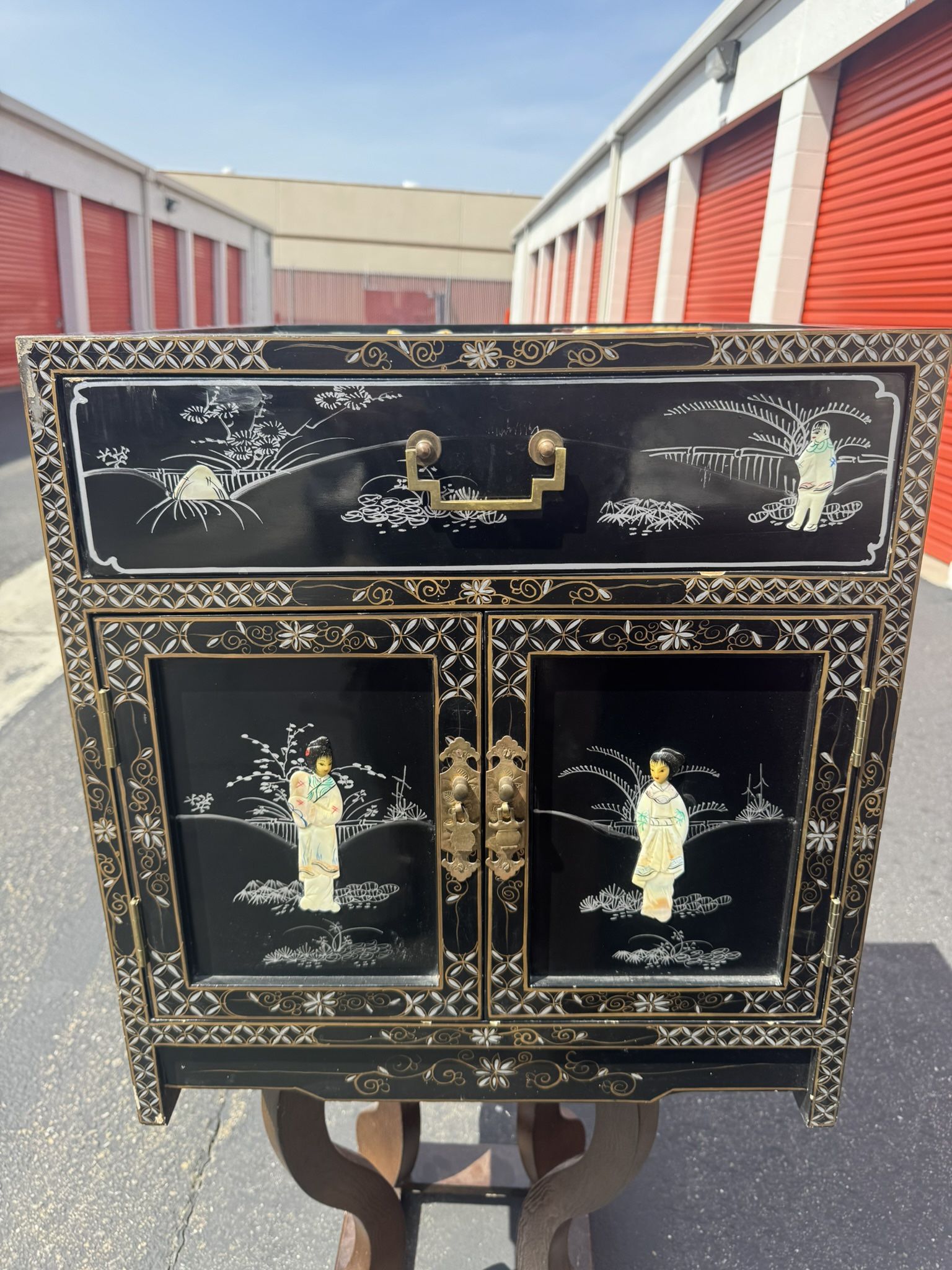 Vintage Chinese side cabinet Beautiful Vintage Black Laquer Japanise Chinoiserie Geisha Girls Cabin 20”x20x23”
