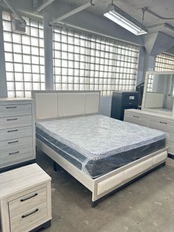 4 piece queen set bed frame mirror dresser