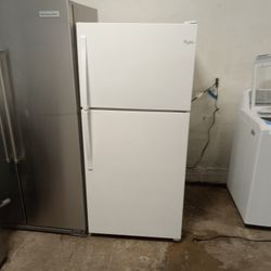 18 Cubic Foot Whirlpool Frost-free Refrigerator This Refrigerator Is Gorgeous Comes With A Complete 90 Day Warranty And Free Delivery Vancouver Area