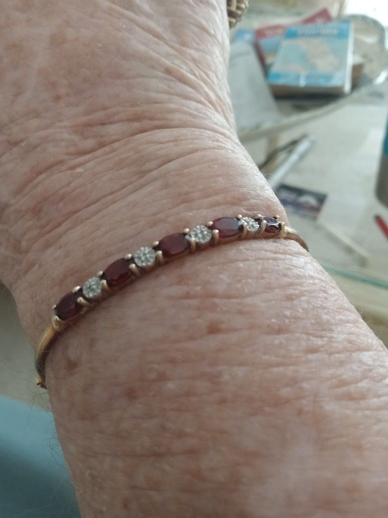 Gold Bracelet With Diamonds And Garnets