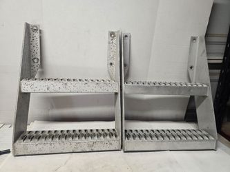 Frame Mounted Side Steps for Semi Trucks with Deck Plate
Steps 18in w x 24 in h
Used
Diamond design