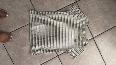 Levi’s tee size medium