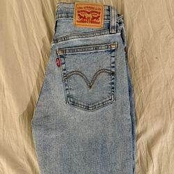 👖💙 Levi’s Wedgie Straight Jeans — Light Wash, Size 25 💙👖