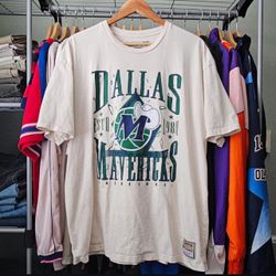 Mitchell and Ness Men's Dallas Mavericks Shattered T-Shirt Size XXL