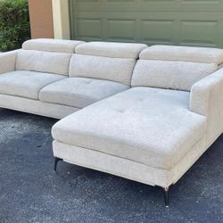 SOFIA VERGARA SECTIONAL COUCH W/ ADJUSTABLE HEADREST IN GOOD CONDITION - DELIVERY AVAILABLE 🚚